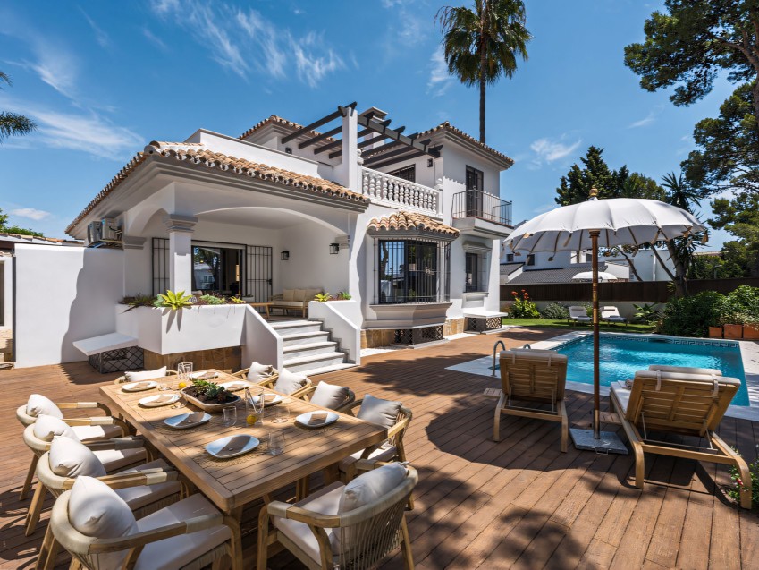 Villa de 5 dormitorios en venta en Nueva Andalucía Marbella cerca de Puerto Banús